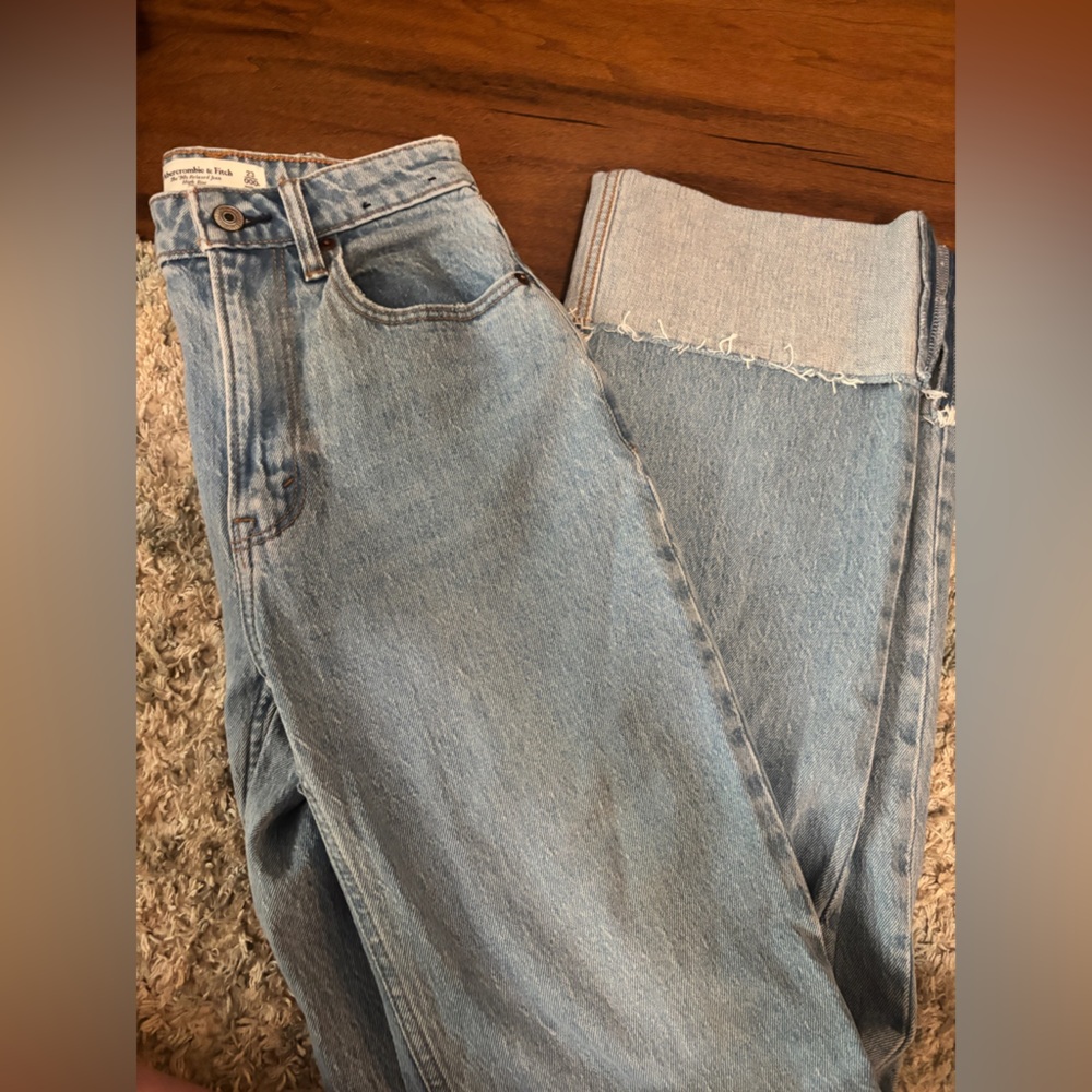 Abercrombie & Fitch High-Rise Jeans - Light Wash Blue